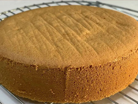 خرید پودر کیک و خرید انواع پودر کیک و شیرینی با ظعم‌های مختلف توت فرنگی، وانیلی، شکلاتی، دبل چاکلت، زعفرانی، موزی، نارگیلی و پرتقالی و لیست قیمت پودر کیک و مراحل پخت کیک با پودر کیک آماده و دلایل استفاده از پودر کیک آماده و طریقه استفاده از پودر کیک آماده بدون فر و خرید انواع برندهای پودر کیک و کیفیت انواع پودر کیک و دلایل خرید پودر کیک آماده از فروشگاه پارس کاک - آیا می‌توان با پودر کیک ساده کیک تولد درست کرد
